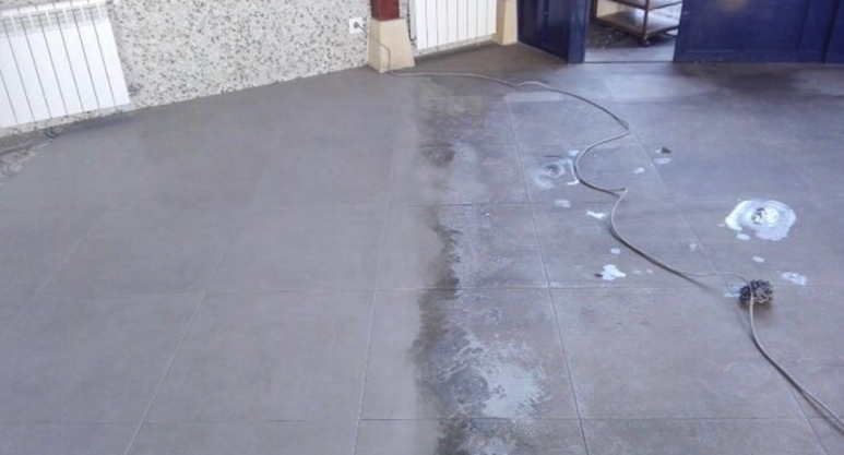 타일 시공 마스터가 되기 위한 필수 : 타일 줄눈 청소의 완벽한 방법