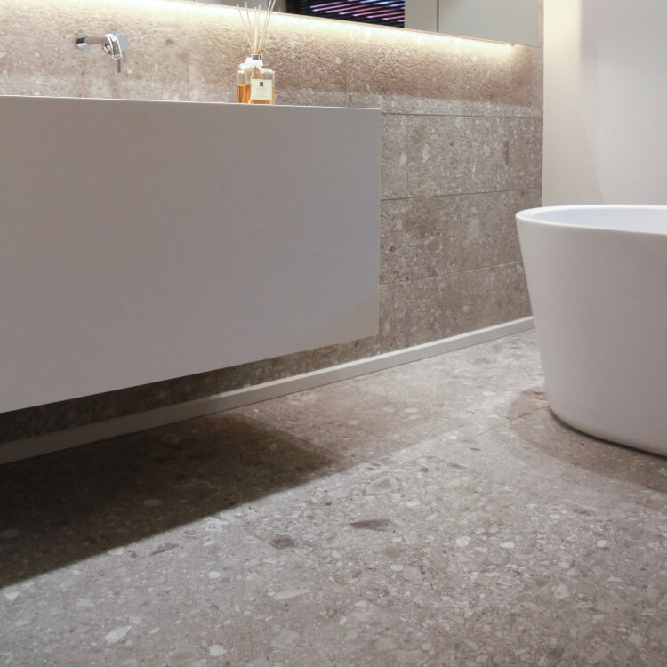 결코 질리지 않을 5가지 욕실 타일 트렌드와 관리 및 유지 관리 팁